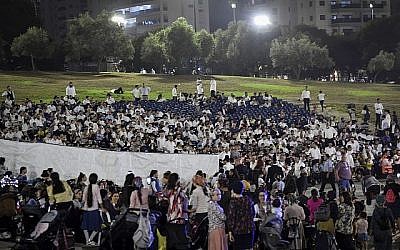 Des Juifs ultra-orthodoxes lors d'un concert du chanteur Motti Steinmetz, où les hommes et les femmes du public étaient assis séparément, dans la ville d'Afula, dans le nord d'Israël, le 14 août 2019. (Crédit : Meir Vaknin/Flash90)