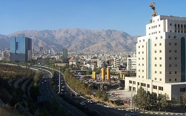Le bâtiment de la banque centrale iranienne, à gauche de l'image, à Téhéran. (Crédit photo : Ensie et Matthias / Wikimedia / CC BY-SA 2.0) Le bâtiment de la banque centrale iranienne, à gauche de l'image, à Téhéran. (Crédit photo : Ensie et Matthias / Wikimedia / CC BY-SA 2.0)