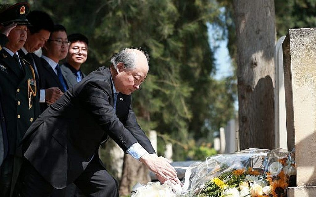 L'ambassadeur Zhan Yongxin à la tête d'une délégation de l'ambassade chinoise en Israël rend un hommage au docteur Jakob Rosenfeld sur sa tombe, à Tel Aviv, le 4 avril 2019 (Crédit : Mao Li)