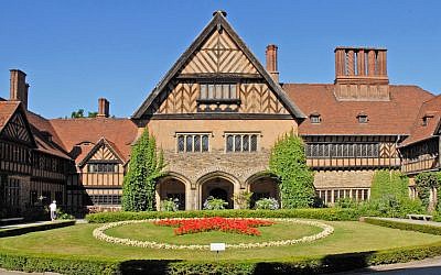 La cour intérieure du château de Cecilienhof, à Potsdam, le 29 juillet 2018 (Crédit : Jean-Pierre Dalbéra via Wikipedia)