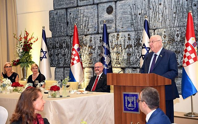 L'ambassadeur israélien en Ilan Mor, au centre, lors d'une réception en présence de la présidente croate Kolinda Grabar-Kitarović et du président israélien Reuven Rivlin, le 30 juillet 2019. (Crédit : Haim Zach/GPO) L'ambassadeur israélien en Ilan Mor, au centre, lors d'une réception en présence de la présidente croate Kolinda Grabar-Kitarović et du président israélien Reuven Rivlin, le 30 juillet 2019. (Crédit : Haim Zach/GPO)