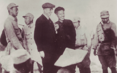 Le docteur Jakob Rosenfeld, au centre, à gauche, et le commandant Chen Yi avec les soldats de la Nouvelle quatrième armée en 1944 (Autorisation : Institut autrichien de recherches sur la Chine et l'Asie du sud-est)