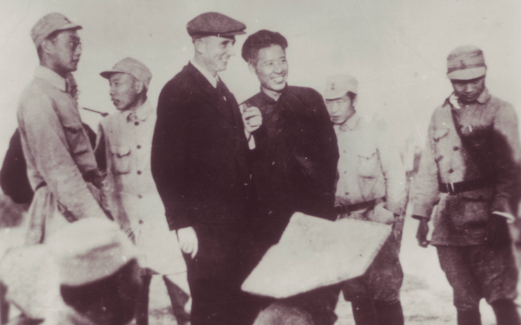 Le docteur Jakob Rosenfeld, au centre, à gauche, et le commandant Chen Yi avec les soldats de la Nouvelle quatrième armée en 1944 (Autorisation : Institut autrichien de recherches sur la Chine et l'Asie du sud-est)