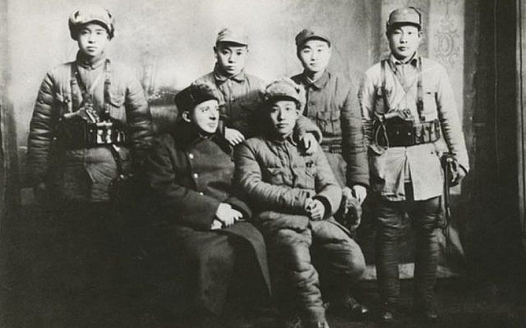Le docteur Jakob Rosenfeld en 1946 avec les soldats de l'ALP assurant sa sécurité pendant la guerre civile avec le  Kuomintang. (Autorisation : Institut autrichien de recherches sur la Chine et l'Asie du sud-est)