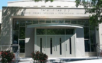 L'entrée principale de la synagogue Shearith Israel à Montreal. (Crédit : autorisation)