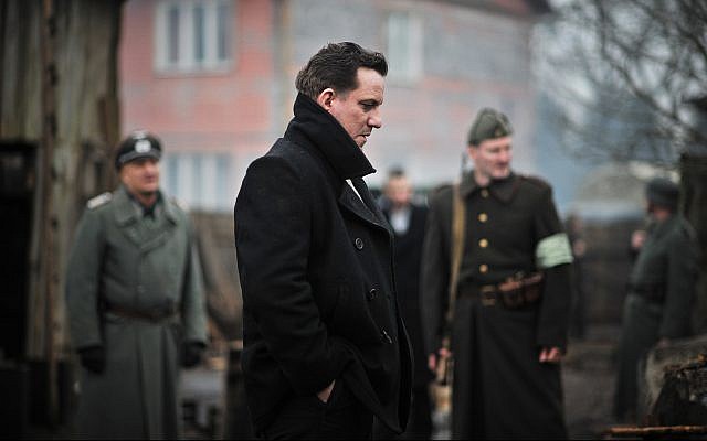 La star lettone Arturs Skrastins, à gauche, interprète Zanie Lipke, héros letton de la Shoah devenu Juste parmi les nations, dans le nouveau film historique dramatique "The Mover" (Autorisation : Festival du film juif de Washington)