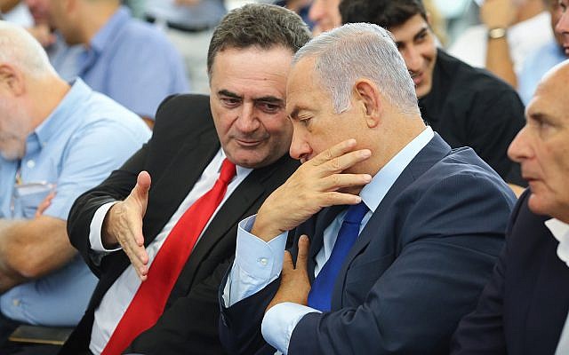 Le Premier ministre Benjamin Netanyahu et le ministre des Transports de l'époque, Israel Katz, assistent à la cérémonie d'inauguration d'une nouvelle gare dans la ville de Kiryat Malachi, dans le sud d'Israël, le 17 septembre 2018. (Flash90)
