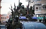 Des membres des Brigades Ezzedine al-Qassam, la branche armée du groupe terroriste palestinien du Hamas, participant à un défilé dans la ville de Gaza, le 25 juillet 2019. (Crédit : Hassan Jedi/Flash90)
