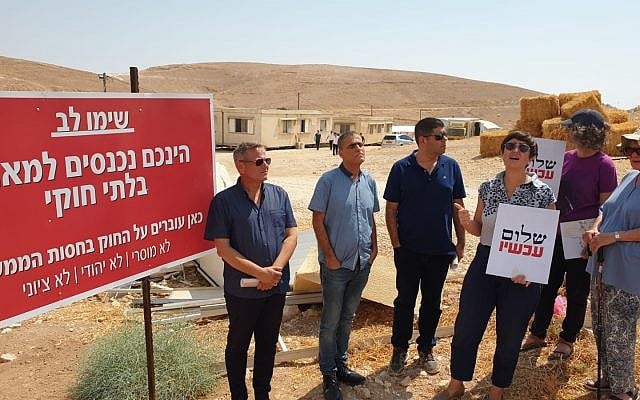 De gauche à droite, le président du Camp démocratique Nitzan Horwitz, l'ex-député du Meretz Mossi Raz, l'ancien directeur exécutif de La Paix maintenant Yariv Oppenheimer et la directrice actuelle, Shaqued Morag, aux abords d'un avant-poste illégal dans le centre de la Cisjordanie, le 22 juillet 2019. (Crédit : La Paix maintenant) De gauche à droite, le président du Camp démocratique Nitzan Horwitz, l'ex-député du Meretz Mossi Raz, l'ancien directeur exécutif de La Paix maintenant Yariv Oppenheimer et la directrice actuelle, Shaqued Morag, aux abords d'un avant-poste illégal dans le centre de la Cisjordanie, le 22 juillet 2019. (Crédit : La Paix maintenant)