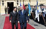 Le président ukrainien Volodymyr Zelensky, (à gauche), accueille le Premier ministre Benjamin Netanyahu dans sa résidence officielle à Kiev, le 19 août 2019. (Crédit : Amos Ben Gershom/GPO)