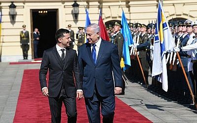 Le président ukrainien Volodymyr Zelensky, (à gauche), accueille le Premier ministre Benjamin Netanyahu dans sa résidence officielle à Kiev, le 19 août 2019. (Crédit : Amos Ben Gershom/GPO)