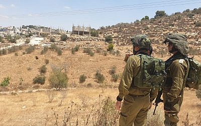 L'armée israélienne mène des opérations de recherche dans la région de Bethléem après que le corps d'un étudiant a été retrouvé près d'une implantation dans le Gush Etzion, le 8 août 2019. (Armée israélienne)