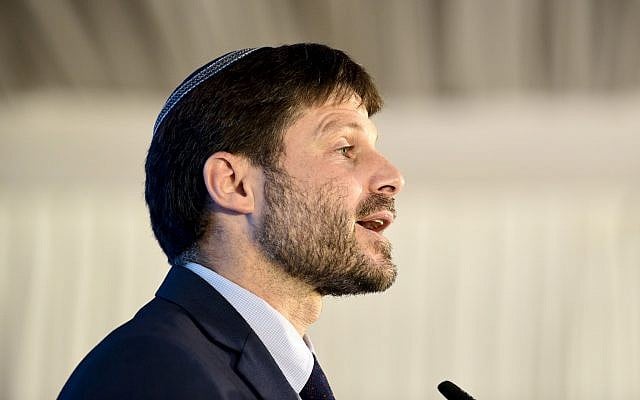 Le ministre des Transports Bezalel Smotrich s'exprime devant ses militants lors d'un meeting de campagne à Ramat Gan, en 12 août 2019. (Crédit : Gili Yaari/Flash90) Le ministre des Transports Bezalel Smotrich s'exprime devant ses militants lors d'un meeting de campagne à Ramat Gan, en 12 août 2019. (Crédit : Gili Yaari/Flash90)