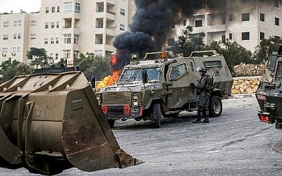 Une photo de véhicules de Tsahal dans la village  cisjordanien de Kobar, à l'ouest de Ramallah en Cisjordanie, le 27 juillet 2018.
(AFP PHOTO / ABBAS MOMANI)