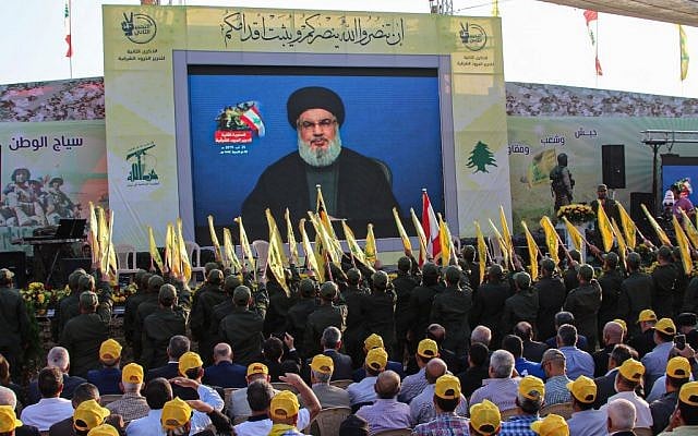 Des partisans du groupe terroriste chiite du Hezbollah se rassemblent pour regarder la transmission sur un grand écran d'un discours du chef du mouvement, Hassan Nasrallah, dans la ville d'Al-Ain dans la vallée Bekaa du Liban, le 25 août 2019. (AFP) Des partisans du groupe terroriste chiite du Hezbollah se rassemblent pour regarder la transmission sur un grand écran d'un discours du chef du mouvement, Hassan Nasrallah, dans la ville d'Al-Ain dans la vallée Bekaa du Liban, le 25 août 2019. (AFP)