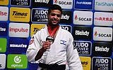 Le médaillé d'or israélien Sagi Muki prend la pause sur le podium de la catégorie homme des -81kg lors du Championnat du monde de judo à Nippon Budokan, le site où auront lieu les prochains Jeux Olympiques, à Tokyo, le 28 août 2019. (CHARLY TRIBALLEAU / AFP)