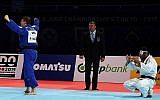 Le Belge Matthias Casse (en bleu) célèbre sa victoire en demi-finale sur l'Iranien Saeid Mollaei dans la catégorie des -81 kg lors des Championnats du monde de judo 2019 au 
Nippon Budokan de Tokyo, le 28 août 2019. (CHARLY TRIBALLEAU / AFP)