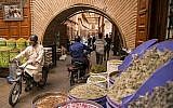 Une image d'une rue du quartier juif de la "Mellah" dans la Medina à Marrakesh, au Maroc, le 13 octobre 2017. (AFP PHOTO / FADEL SENNA)