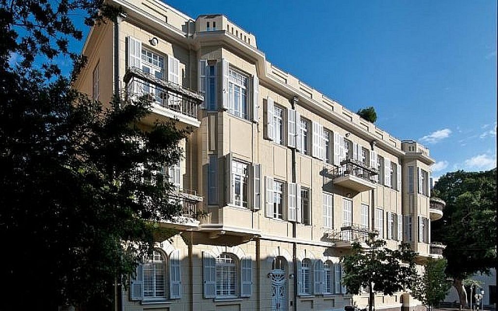 La façade de la boutique de l'hôtel Norman à Tel Aviv, qui accueillait autrefois la famille élargie de Karen Chernick. (Crédit : Jessica Steinberg)