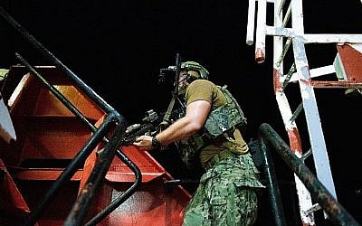 Des forces spéciales israéliennes et américaines simulent la prise d'assaut d'un navire marchant transportant de la contrebande en Mer Méditerranée dans le cadre d'un large exercice naval Nobel Rose en août 2019. (Crédit: Tsahal)