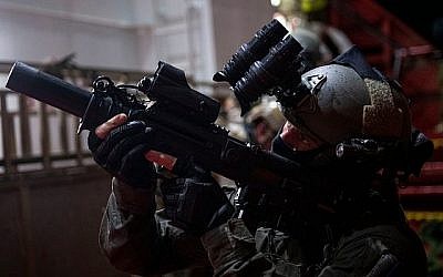 Des forces spéciales israéliennes et américaines simulent la prise d'assaut d'un navire marchant transportant de la contrebande en Mer Méditerranée dans le cadre d'un large exercice naval Nobel Rose en août 2019. (Crédit: Tsahal)