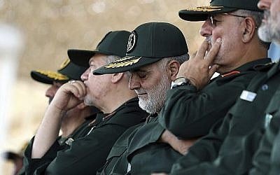 Dans cette photo du 30 juin 2018, le général Qassem Soleimani, au centre, qui dirige la force Quds des Gardiens de la Révolution, participe à une cérémonie de remise de diplôme à un groupe d'officiers à Téhéran, en Iran. (Bureau du Guide suprême iranien via AP)