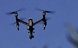 Sur cette photo du 11 juillet 2018, un drone équipé d'une caméra thermique vole au-dessus des plantations du Centre d'éducation environnementale Jennings au département de ressources naturelles de Pennsylvanie, le 11 juillet 2018 à Slippery Rock, en Pennsylvanie. (Crédit : AP/Keith Srakocic, File)