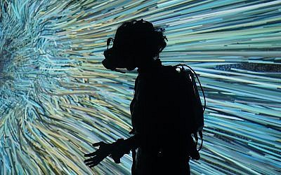 Un visiteur interagit lors d'une exhibition avec des lunettes de réalité virtuelle dans la Galerie Saatchi à Londres, le dimanche 23 décembre 2018. (AP Photo/Raphael Satter)