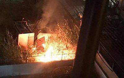 Deux caisses qui auraient appartenu au Hezbollah et qui contenaient des outils techniques fondamentaux. Elles ont été détruites dans une frappe de drone imputée à Israël à Beyrouth, le 25 août 2019. (Twitter)