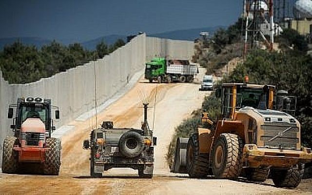 Des travaux de construction on lieu près dune nouveau mur en béton à la frontière entre Israël et le Liban, près de Rosh Hanikra, dans le nord d'Israël, le 5 septembre 2018. (Basel Awidat/Flash90)