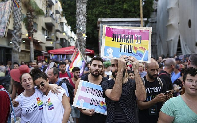 Des activistes LGBT dénoncent des violences contre la communauté transgenre d'Israël à Tel Aviv, le 28 juillet 2019.(Flash90) Des activistes LGBT dénoncent des violences contre la communauté transgenre d'Israël à Tel Aviv, le 28 juillet 2019.(Flash90)