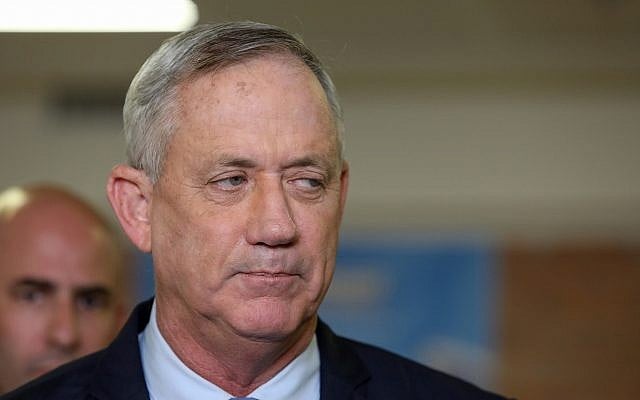 Benny Gantz, le chef de Kakhol lavan, avant une réunion de la Commission centrale électorale où les partis politiques en course aux élections israéliennes arrivent pour déposer la liste du parti pour le scrutin du 17 septembre 2019 à la Knesset, le 1 août 2019. (Noam Revkin Fenton/Flash90) Benny Gantz, le chef de Kakhol lavan, avant une réunion de la Commission centrale électorale où les partis politiques en course aux élections israéliennes arrivent pour déposer la liste du parti pour le scrutin du 17 septembre 2019 à la Knesset, le 1 août 2019. (Noam Revkin Fenton/Flash90)