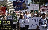 Zehava Shaul (au centre), mère d'Oron Shaul, avec des sympathisants et des membres de la famille protestant devant la résidence du Premier ministre Benjamin Netanyahu, le 9 août 2019. (Crédit : Hadas Parush/Flash90)
