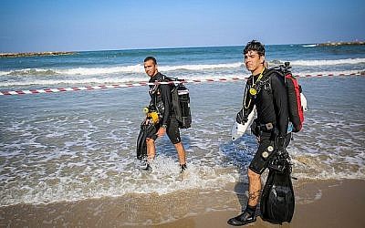 Des équipes de secours cherchent un nageur qui a disparu à la plage de Tel Aviv, le 20 août 2019. (Flash90)