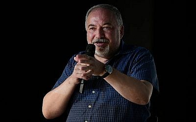 Avigdor Liberman, chef d'Yisrael Beytenu, s'exprime lors d'un événement culturel organisé dans la ville du centre du pays de Shoham, le 24 août 2019. (Tomer Neuberg/Flash90)