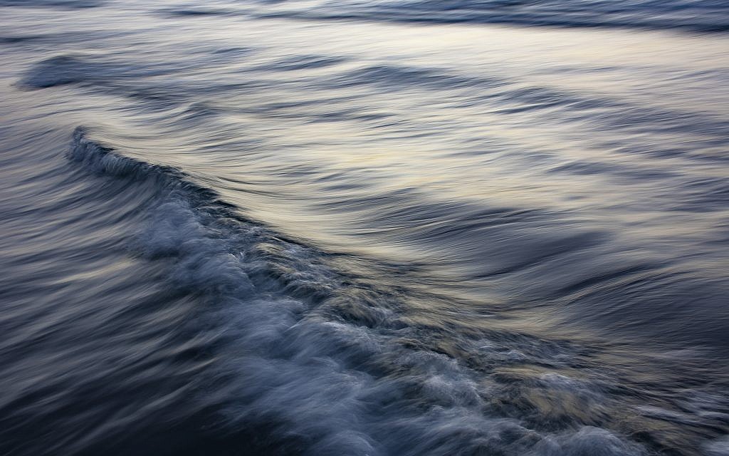 "L'unicité des vagues XXV" de Tal Paz-Fridman. La photo a été prise au crépuscule au port de Tel Aviv; pour ce photographe, la série est une pratique de méditation photographique  - une tentative de calmer les vagues internes avec une prise de conscience ici et maintenant. (Crédit : Tal Paz-Fridman)