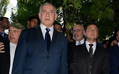 Le Premier ministre Benjamin Netanyahu, (à gauche), et le président ukrainien Volodymyr Zelensky, (à droit)e, se trouvent à côté du ravin de Babi Yar où les nazis ont assassiné des dizaines de milliers de Juifs pendant la Seconde Guerre mondiale, à Kiev, en Ukraine, le 19 août 2019. (AP Photo/Zoya Shu)