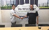 Yair Hoffman, le jeune prodige israélien es échecs, à gauche, et le sponsor ISraèel Zeira. (Crédit: Be'Emunah via JTA)