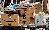 Des boîtes d'Amazon Prime sont chargées dans un charriot pour être livrées, le 10 octobre 2018 à New York. (Crédit : Photo/Mark Lennihan/AP)