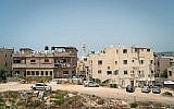 Des maisons dans la ville du nord de Jisr az-Zarka, le 16 mai 2018. (Luke Tress/Times of Israel)