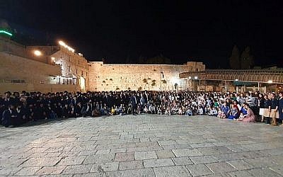 Des centaines de descendants de Shoshanna Ovitz, une survivante de la Shoah, se sont rassemblés au mur Occidental pour célébrer son 104ème anniversaire, le 7 août 2019.