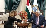 Noa Rothman, candidate du Camp démocratique, rencontre le Président de l'Autorité palestinienne Mahmoud Abbas à Ramallah, le 13 août 2019. (Crédit: Twitter)