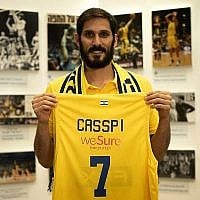 Omri Casspi tenant un maillot du Maccabi de Tel aviv après avoir annoncé son retour au club après une décennie en NBA, el 13 août 2019. (Crédit : Site officiel du Maccabi Tel Aviv)