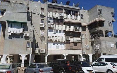 L'immeuble d'appartements dans la ville de Lod au centre d'Israël, où la police a retrouvé une petite fille de 5 ans attachée à une douche le 12 août 2019.  (Capture d'écran : Douzième chaîne)