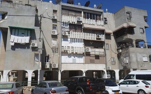 L'immeuble d'appartements dans la ville de Lod au centre d'Israël, où la police a retrouvé une petite fille de 5 ans attachée à une douche le 12 août 2019. (Capture d'écran : Douzième chaîne) L'immeuble d'appartements dans la ville de Lod au centre d'Israël, où la police a retrouvé une petite fille de 5 ans attachée à une douche le 12 août 2019. (Capture d'écran : Douzième chaîne)