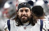 Le joueur des New England Patriots Nate Ebner sourit lors d'un match contre les Buffalo Bills à Buffalo, le 29 octobre 2018. (Crédit : Tom Szczerbowski/Getty Images/via JTA)