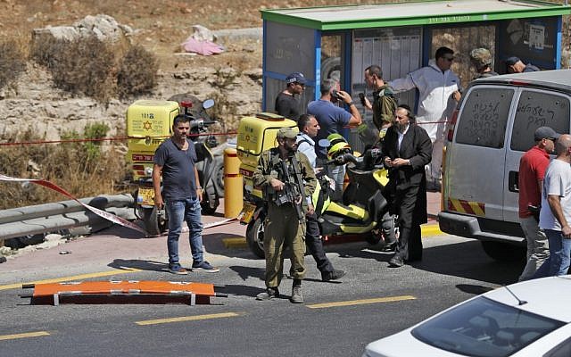 Les forces de sécurité et les médecins israéliens sur les lieux d'un attentat à la voiture piégée à proximité de Elazar, le 16 août 2019. (Ahmad GHARABLI / AFP)
