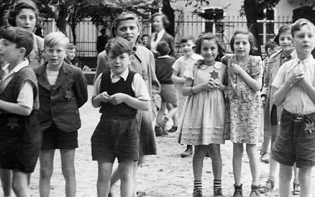 Scène d'un documentaire nazi tourné dans le ghetto de Theresienstadt pendant l'été 1944. (Crédit : Musée commémoratif de l’Holocauste aux États-Unis)