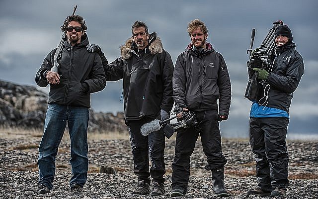De gauche à droite : Le guide Inuit Billy Kaludjak, Adam Ravetch, Yonatan Nir et Dani Menkin. (Autorisation)