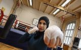 La boxeuse allemande Zeina Nassar pose durant un entraînement à Berlin, le 23  août 2019. (Crédit : Tobias SCHWARZ / AFP)